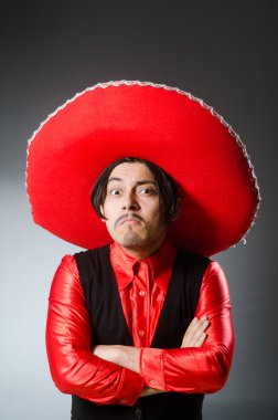 Şapka takan kişi komik bir konsept.