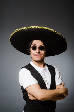 Şapka takan kişi komik bir konsept.