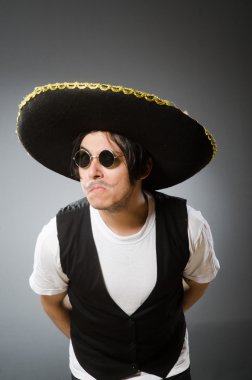 Şapka takan kişi komik bir konsept.