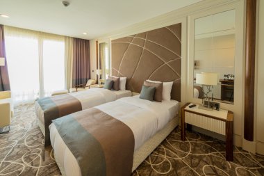 Modern içerikli bir otel odası.