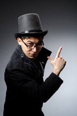 Siyah palto ve şapka gri karşı genç adam