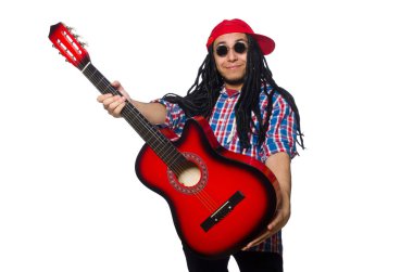Adam gitar üzerinde beyaz izole tutan dreadlocks ile