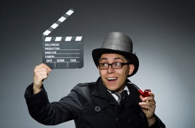 Dedektif siyah ceket gri karşı Klaket ile