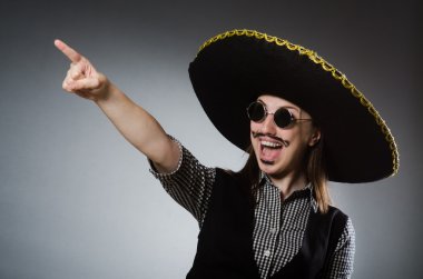 Şapka takan kişi komik bir konsept.