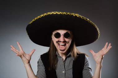 Şapka takan kişi komik bir konsept.