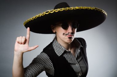 Şapka takan kişi komik bir konsept.