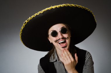 Şapka takan kişi komik bir konsept.