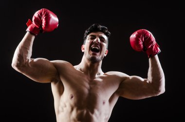 Boks konseptinde kaslı bir adam