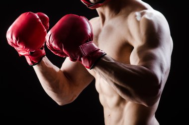 Boks konseptinde kaslı bir adam