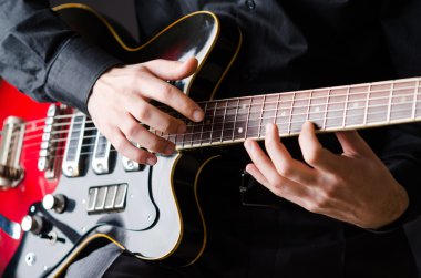 Konser sırasında gitarlı adam