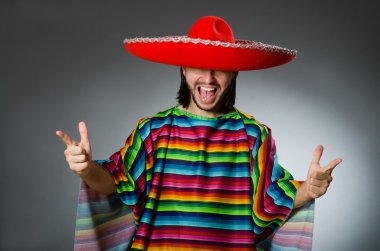 Şapka takan kişi komik bir konsept.