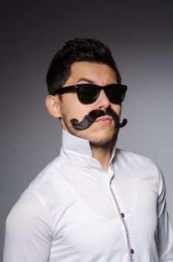 Gri karşı Beyaz delikanlı