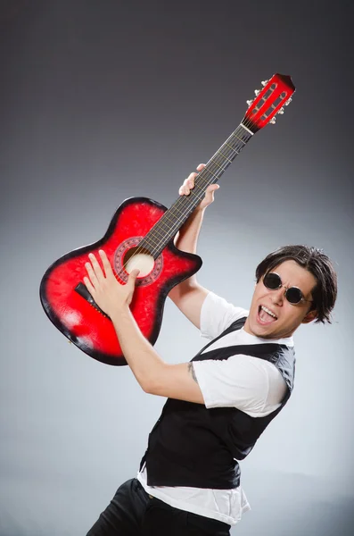 Grappige gitarist in muzikaal concept — Stockfoto