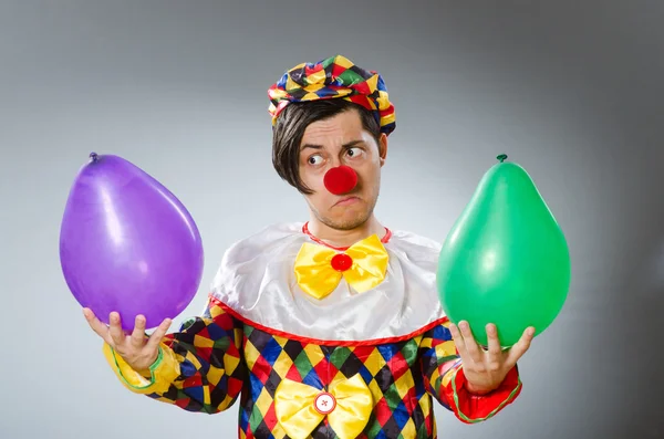 Clown med ballonger i roligt koncept — Stockfoto