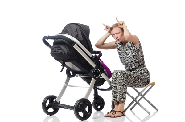 Счастливая мама с ребенком в коляске — стоковое фото