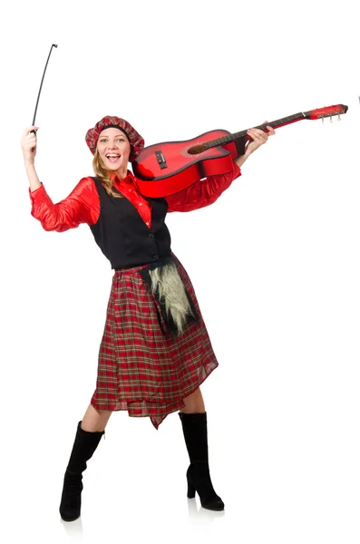 Rolig kvinna i skotska kläder med gitarr — Stockfoto