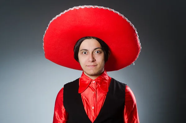 Personne portant un chapeau sombrero dans un concept drôle — Photo