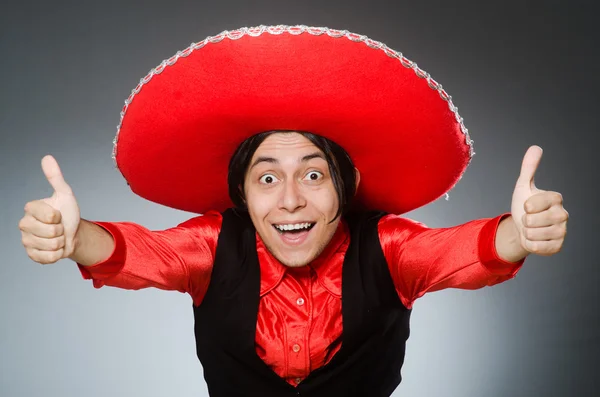 Person som bär sombrero hatt i roligt koncept — Stockfoto