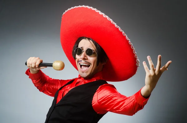 Osoba nosząca sombrero kapelusz w zabawnej koncepcji — Zdjęcie stockowe