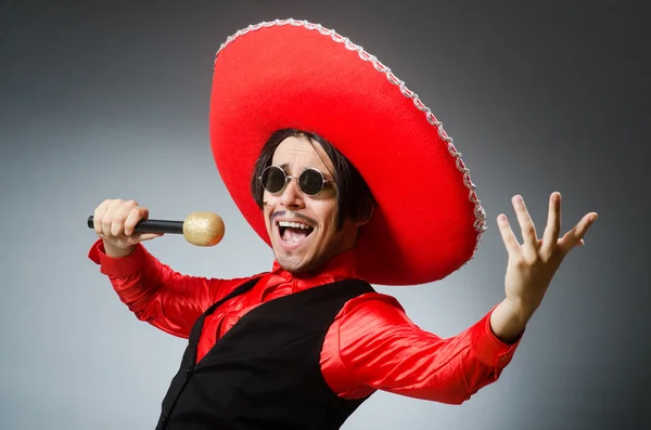 Person som bär sombrero hatt i roligt koncept — Stockfoto