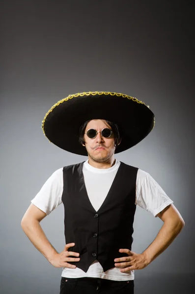 Πρόσωπο που φοράει καπέλο σομπρέρο σε αστεία έννοια — Φωτογραφία Αρχείου