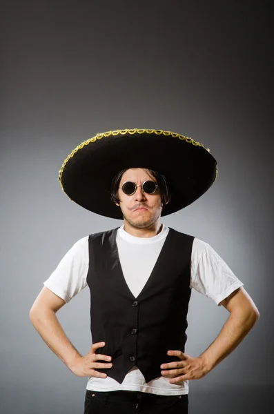 Personne portant un chapeau sombrero dans un concept drôle — Photo