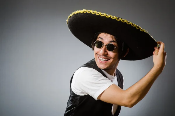 Persona que usa sombrero sombrero en concepto divertido — Foto de Stock