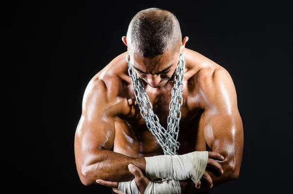 Gespierde man met metalen ketting — Stockfoto