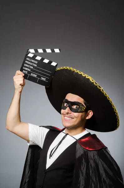 Person som bär sombrero hatt i roligt koncept — Stockfoto