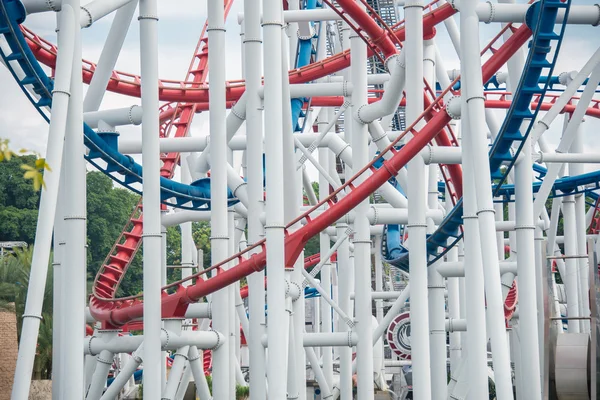 Ferrocarril de montaña rusa en parque de atracciones —  Fotos de Stock