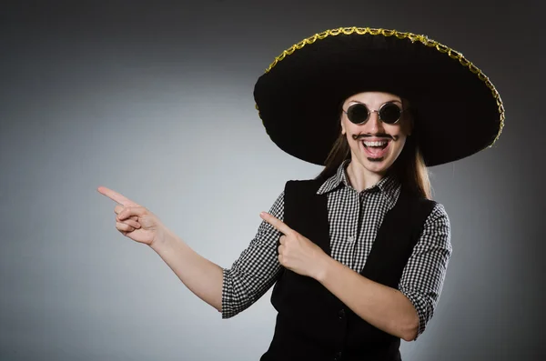 Person som bär sombrero hatt i roligt koncept — Stockfoto