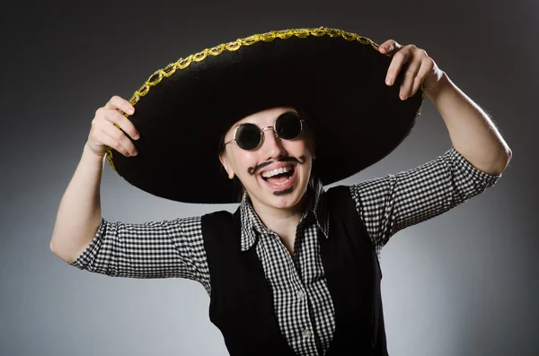 Persona che indossa cappello sombrero in concetto divertente — Foto Stock