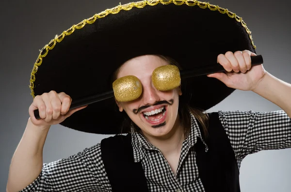 Personne portant un chapeau sombrero dans un concept drôle — Photo