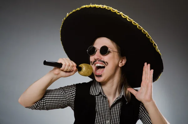 Pessoa que usa chapéu sombrero no conceito engraçado — Fotografia de Stock