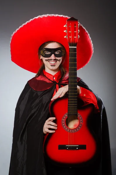 Persona che indossa cappello sombrero in concetto divertente — Foto Stock