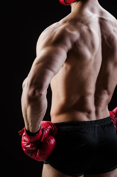 Hombre muscular en el concepto de boxeo — Foto de Stock