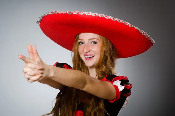 墨西哥女人戴着草帽帽子 — 图库照片