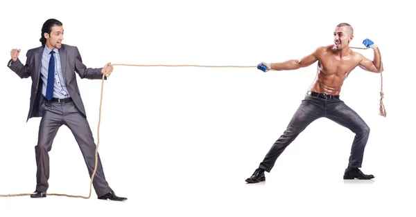 Бізнесмен тягне мотузку на білому — стокове фото