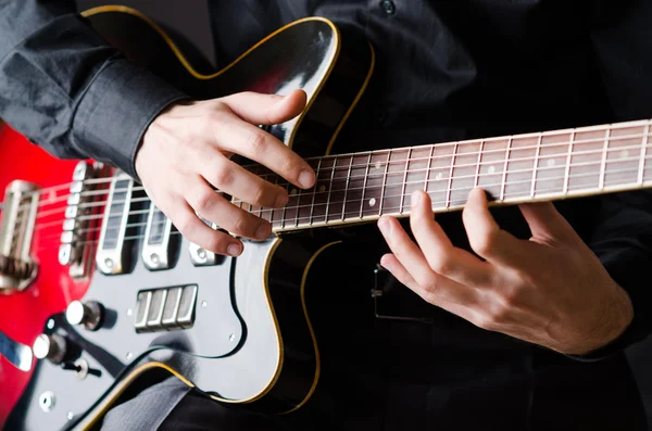 Hombre con guitarra durante el concierto — Foto de Stock