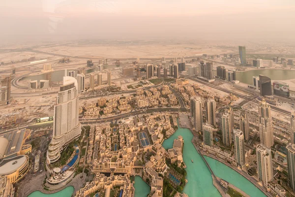 Панорама ночі Дубай під час піщаної бурі — стокове фото