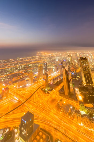 Panorama da noite Dubai durante o pôr do sol — Fotografia de Stock