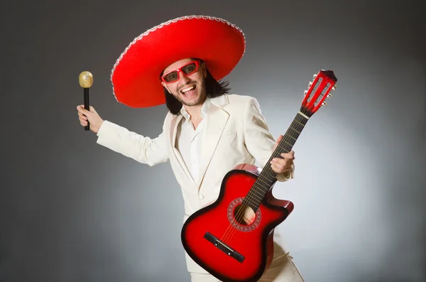 Divertido mexicano de traje sosteniendo la guitarra contra el gris —  Fotos de Stock