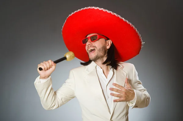 Person som bär sombrero hatt i roligt koncept — Stockfoto