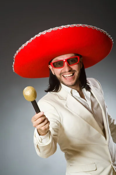 Persona que usa sombrero sombrero en concepto divertido —  Fotos de Stock