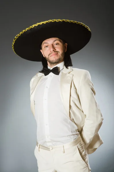 솜브레로 모자를 쓰고 있는 사람 — 스톡 사진