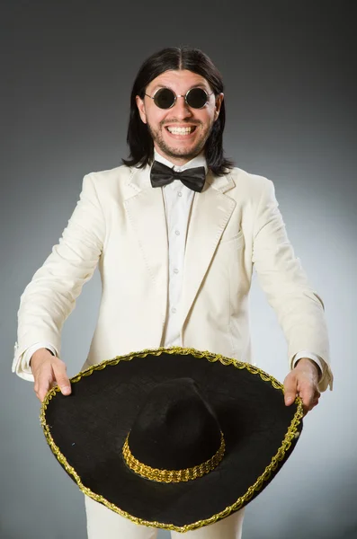 Persona que usa sombrero sombrero en concepto divertido — Foto de Stock