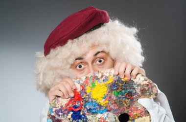 Karanlık stüdyoda komik bir sanatçı.