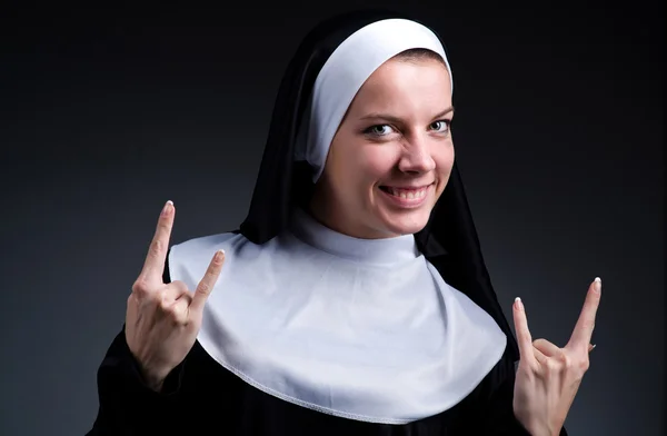 재미 있는 수녀 보여주는 승리 기호 — 스톡 사진
