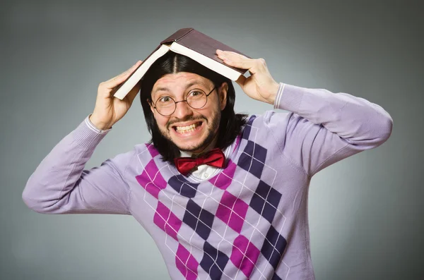 Jonge student met boek in het leren van concept — Stockfoto