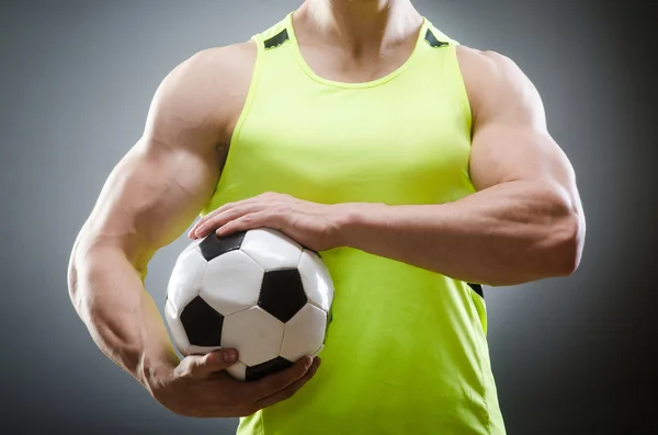 Homme musclé avec ballon de football — Photo